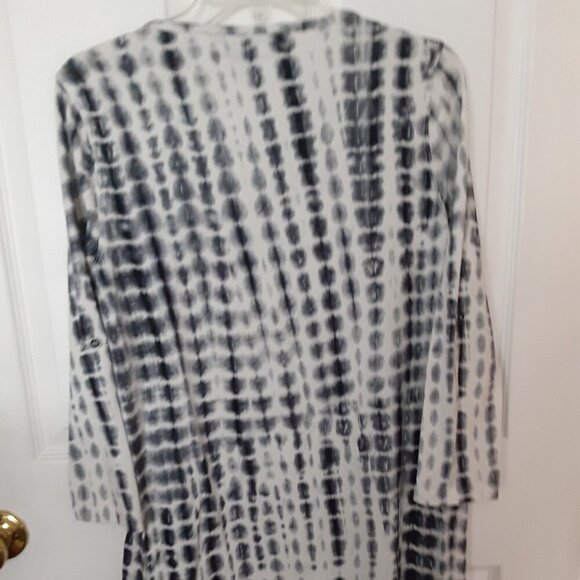 Multiples  Size Small  Black &  White w/Silk Flowers on Neckline Tunic. - Picture 4 of 4